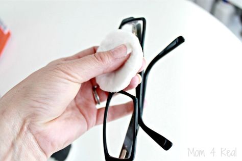 These eye glasses cleaning wipes will leave your glasses both streak and smudge free as well as dry! Diy Glass Cleaner, Diy Dishwasher Detergent, Grease Cleaner, Foaming Body Wash, Water Wipes, Natural Cleaning Solutions, Homemade Cleaning Supplies, Cleaning Advice, Homemade Cleaning Solutions