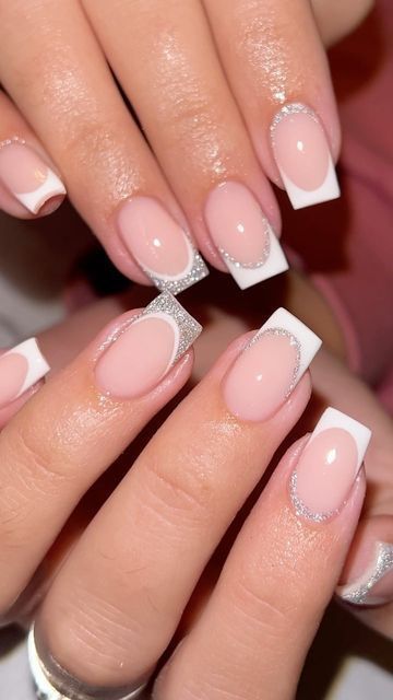 Festive Nails Acrylic, French Tips Biab Nails, French Tip Acyrilics Nails, Nails Design With French Tip, Christmas Nail Ideas Simple French Tip, Cute Short Square Acrylic Nails Designs Simple, Simple Christmas Naildesign, Biab Nails Ideas, Biab Nails With Tips