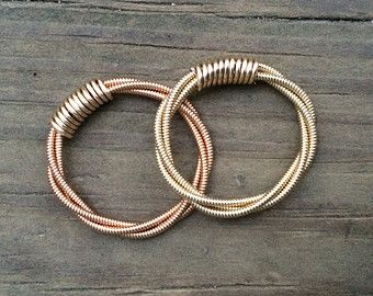 Guitar String Ring, Lover Guitar, Guitar Ring, String Ring, Diy Wire Rings, Gold Mens Ring, Guitar Crafts, Guitar Jewelry, Guitar String Jewelry