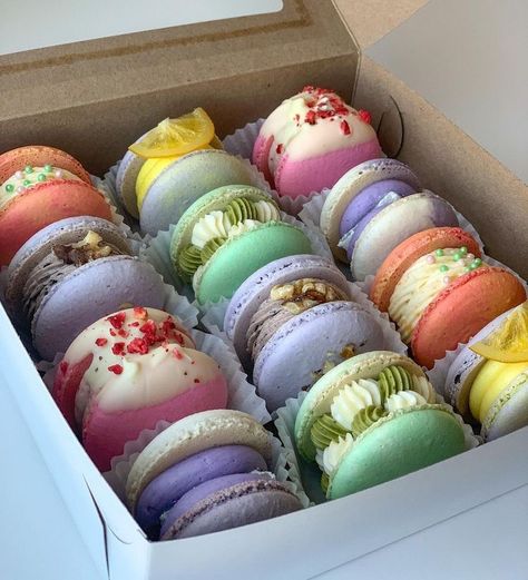 Desserts Macaroons, Pretty Macarons, Playing With Food, Kue Macaroon, Macaron Cookies, Macaroon Recipes, Cute Baking, Pretty Dessert, Macaron Recipe