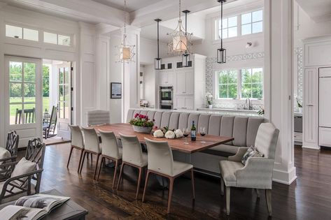 House Tour: An absolutely gorgeous transitional farmhouse in Tennessee #dining #banquette #kitchen Banquette Seating In Small Kitchen, Small Kitchen Large Family, Seating In Kitchen, Kitchen Booths, Transitional Farmhouse, Small Kitchen Tables, Casa Country, Colonial Style Homes, Banquette Seating