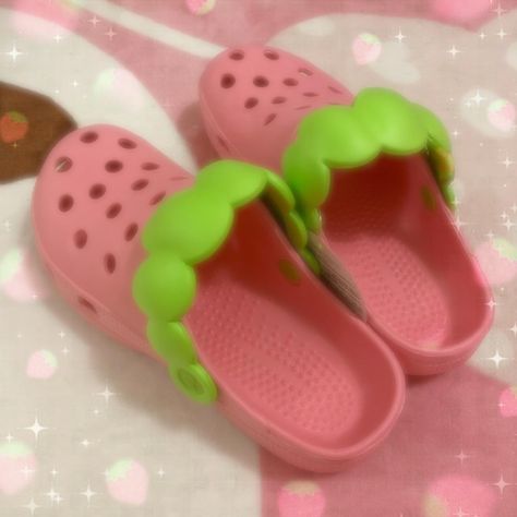 strawberry crocs Strawberry Crocs, Crocs Pink, Pink Crocs, Kawaii Harajuku, Kawaii Core, Cool Buttons, Pink Strawberry, Baby Alive, Cute Little Things