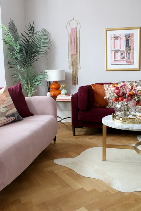 living room with pink and burgundy sofas with splash of orange Wine Colour Sofa Living Rooms, Wine Sofa Living Room Ideas, Ikea Burgundy Sofa, Burnt Orange And Pink Living Room, Wine Sofa Living Room, Burgundy Sofa Living Room Ideas, Lavender Apartment, Bedroom Ideas Loft Bed, Ideas Recamaras