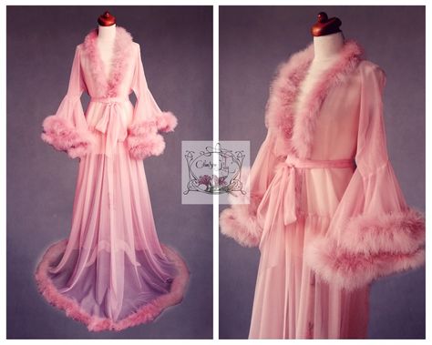 I love retro so I dream about made robe gown like this ❤️ Old Hollywood Dressing Gown, Old Hollywood Robe Aesthetic, 1950s Robe, Old Hollywood Glamour Bedroom, 2024 Energy, Old Hollywood Aesthetic, Hollywood Gowns, Fancy Robes, 1980s Fashion Trends