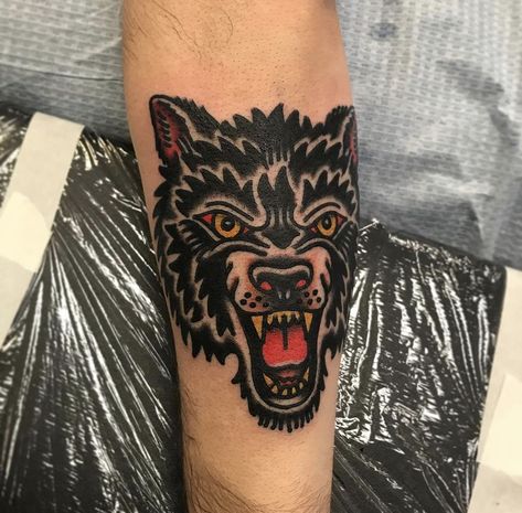 Wolf Woman Tattoo Traditional, Wolf Tattoo Old School Traditional, Wolf Knee Tattoo Men, Knee Wolf Tattoo, Wolf Tattoo For Women Traditional, Goat Knee Tattoo, Traditional Wolf Head Tattoo Design, Traditional Neck Tattoo Men, Wolf Knee Tattoo