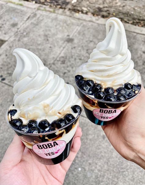 Seeing pearls everywhere, ice cream with tapioca pearls at Thrills soft serve Bubble Tea Flavors, Bubble Waffle, Serve Ice Cream, Yummy Ice Cream, Delicious Drink Recipes, Tapioca Pearls, Soft Serve Ice Cream, Delicacy Food, Sweet Snacks Recipes