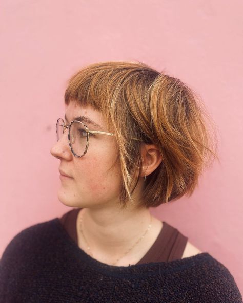 Short Textured Bob Straight Hair, Arty Haircuts, Long Lesbian Hairstyles, Queer Long Haircut, Mid Length Queer Haircuts, Queer Bob Hairstyle, Curly Queer Hairstyles, Queer Women Hair, Non Binary Haircuts Round Face Straight Hair