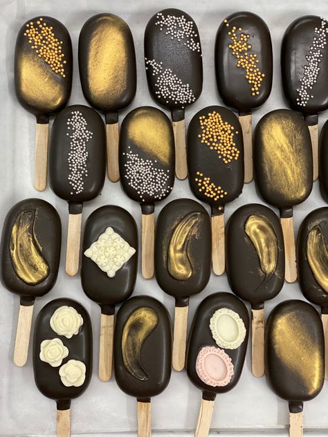 #cakesicles #cakepopsicle #blackgold Gold Cakesicles, Heart Cakesicles, Dessert Shooters Recipes, Black And Gold Cake, Black Dessert, Cake Pop Designs, Bts Logo, Ice Cream Pops, Hot Chocolate Marshmallows