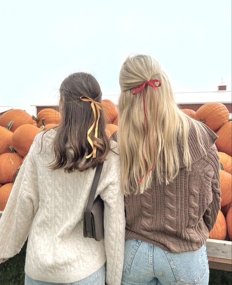 #fallaesthetic #autumn #cozy #october #gilmoregirls #starshollow #pumpkin #pumpkinspice #coffee #fallenleaves #fall Pumpkin Patch Photoshoot, Pumpkin Patch Pictures, Gilmore Girls Seasons, Hidden Photos, Pumpkin Patch Outfit, Fall Inspo, Fall Photoshoot, Cozy Autumn, Fall Fits