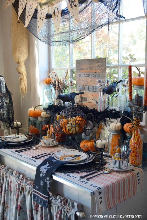 Halloween Tablesetting, Witches Tea Party, Halloween Mantels, Hawaiian Halloween, Witches Party, Witches Tea, Halloween Tea Party, Halloween Table Settings, Halloween Oreos