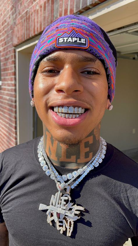 Music Border, Batman Joker Wallpaper, Nle Choppa, Hip Hop World, Light Skin Men, Rapper Outfits, Swag Outfits Men, Cute Black Guys, Lil Durk