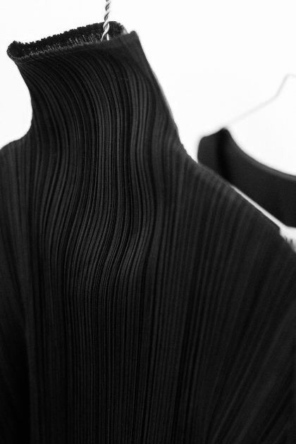 Pleats Fashion, Issey Miyake Pleats Please, Chantal Thomass, Pleated Tops, Couture Accessories, Pleats Please, Couture Mode, Signature Look, Mode Inspo