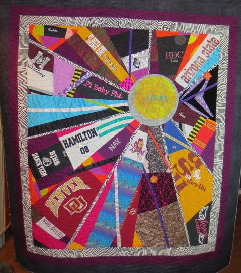 T-shirt quilt by Quiltmama. Scrappy T Shirt Quilt, Tshirt Quilts Ideas Layout Design, Tshirt Quilts Ideas Layout, Tshirt Quilt Diy, Tshirt Quilt Pattern, Quilt Diy, Quilt Instructions, Tee Shirt Quilt, Pattern Layout