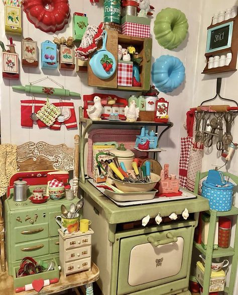 Old Kitchen Vintage, Girly Room Ideas, Vintage 1950s Kitchen, 1950s Kitchen Decor, Cozy Car, Home Gel Nails, Kitschy Kitchen Decor, Granny Chic Decor, Pioneer Woman Kitchen Decor