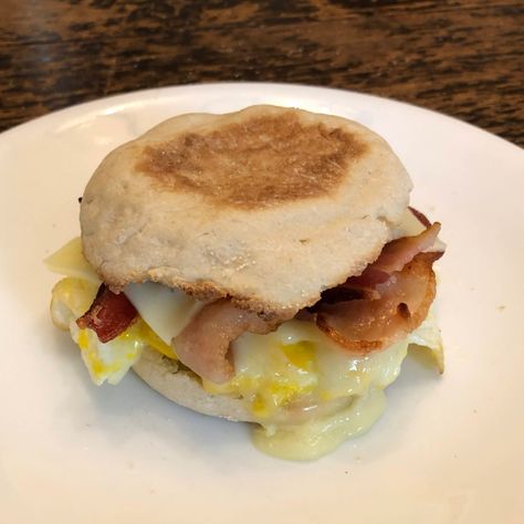 English Muffin Breakfast Sandwich, English Muffin Breakfast, Bacon Egg Muffins, Bacon Gravy, Bacon Egg Cheese, Egg Muffins Recipe, English Muffin Recipes, Egg And Cheese Sandwich, Eggs Breakfast