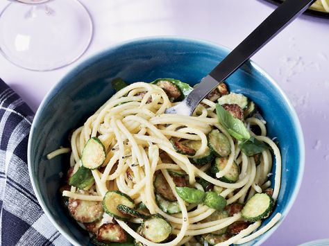 Fried-Zucchini Spaghetti | Gwyneth Paltrow’s fried-zucchini pasta combines crispy zucchini coins with spaghetti. It’s coated with a creamy sauce of Parmesan cheese, olive oil and basil. Zucchini Spaghetti Recipe, Zucchini Pasta Recipe, Gweneth Paltrow, Crispy Zucchini, Fried Zucchini, Zucchini Spaghetti, Easy Summer Dinners, Vegetarian Pasta Recipes, Zucchini Pasta