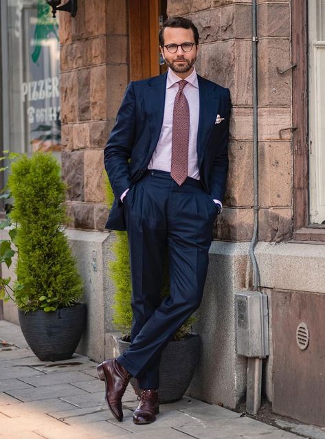 The outfit features a classic navy suit with a pink shirt, burgundy foulard tie with subtle detailing, and burgundy dress boots. Navy Suit Pink Shirt, Interview Suits, Dress Leather Boots, Burgundy Tie, Shirt Dress Outfit, Light Pink Dress, Navy Blue Suit, Sports Coat, Navy Suit