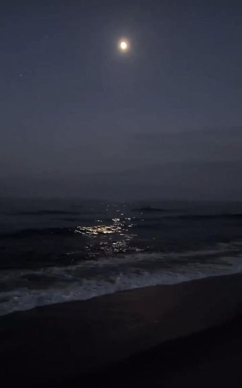 Night Beach Instagram Story, Night Vibes Instagram Story, Beach Night Photography, Moon Videos Night, Moon On Beach, Night Moon Videos, Moon Story Instagram, Ocean With Moon, Sea Night Beach