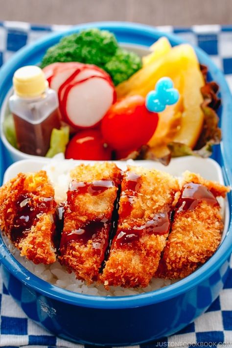 tonkatsu bento | www.justonecookbook.com Easy Bento, Bento Box Lunch For Kids, Just One Cookbook, Japanese Food Bento, Healthy Packed Lunches, Box Lunches, Japanese Bento Box, Bento Recipes, Japanese Bento