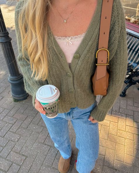 lately 🤎🧦🍂🎀🥧☕️🌲🫶🏼 Thrifting Date Outfit, Thrifted Outfits Women, 90s Friends Fashion, Winter Outfits Colorful, Cute Green Outfits, Outfits For Class College, Thrifting Outfits, Outfits Thrift, Outfit Ideas For College