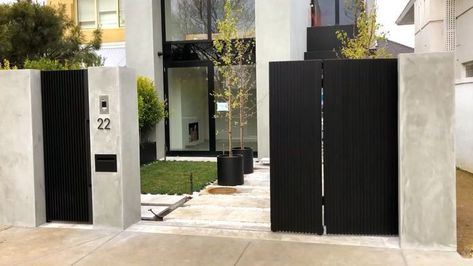 Tor Design, Gate Designs Modern, House Main Gates Design, Modern Fence Design, Front Gate Design, Entrance Gates Design, Garage Door Design, Interior Design Per La Casa, Main Gate Design