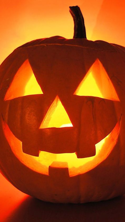 Pumpkin Carving Simple, Simple Pumpkin Carving Ideas, Pumpkin Painting Ideas Halloween, Simple Pumpkin Carving, Spooky Pumpkin Carving Ideas, Terrifying Halloween, Cute Pumpkin Carving, Halloween Pumpkin Carving Stencils, Pumpkin Wallpaper