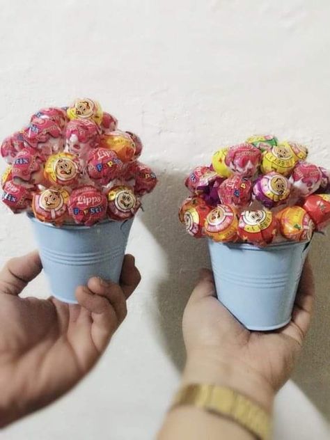 How To Make Lollipop Bouquet, Lollypop Bouquet Diy, Lollipop Arrangements, Lollipop Bouquet Diy, Lollipop Gift Ideas, Party Table Centerpieces Diy, Diy Lollipop, Lollipop Bouquet, Lollipop Party