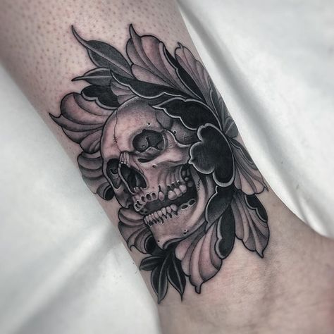 Floral Skull Tattoos, Mexican Skull Tattoos, Bull Skull Tattoos, Skull Tattoo Flowers, Skull With Flowers, New Tattoo Designs, Knee Tattoo, Skull Tattoo Design, Skull Tattoos