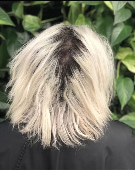 Bleach With Shadow Root, White Hair Dark Roots, Bleach Blonde Hair With Dark Roots, Blonde Hair With Black Roots, Bleached Hair Dark Roots, Dark Roots To Blonde, Bleached Hair With Dark Roots, Black Roots Blonde Hair, Blonde Hair Dark Roots