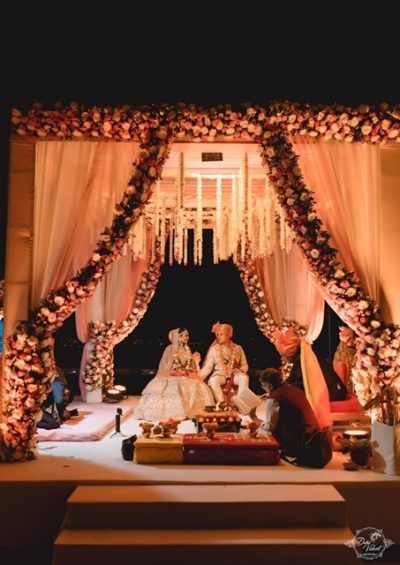 An Elegant Udaipur Wedding With Pastel Theme & A Poolside Mandap Phere Mandap Decoration Outdoor, Wedding Phere Photography, Wedding Mandap Decor Indian Outdoor, Hall Decoration For Wedding, Wedding Phera Mandap, Mandap Wedding Decor, Hindu Wedding Theme, Wedding Decorations Indian Stage Mandap, Mandap Designs Indian Outdoor