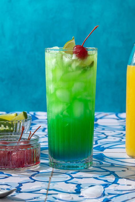 Melon Cocktail Recipes, Mermaid Water Drink, Tipsy Mermaid, Drink Garnish, Blue Curacao Liqueur, Mermaid Drink, Liqueur Drinks, Rum Cocktail Recipes, Melon Liqueur