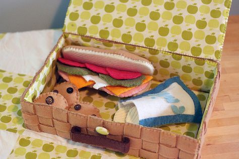 Felt Picnic Lunch | Flickr - Photo Sharing! Send Provision, Pie Bakery, Minion Toy, Picnic Items, Felt Food Diy, Felt Cake, Picnic Lunch, Felt Play Food, Softie Pattern