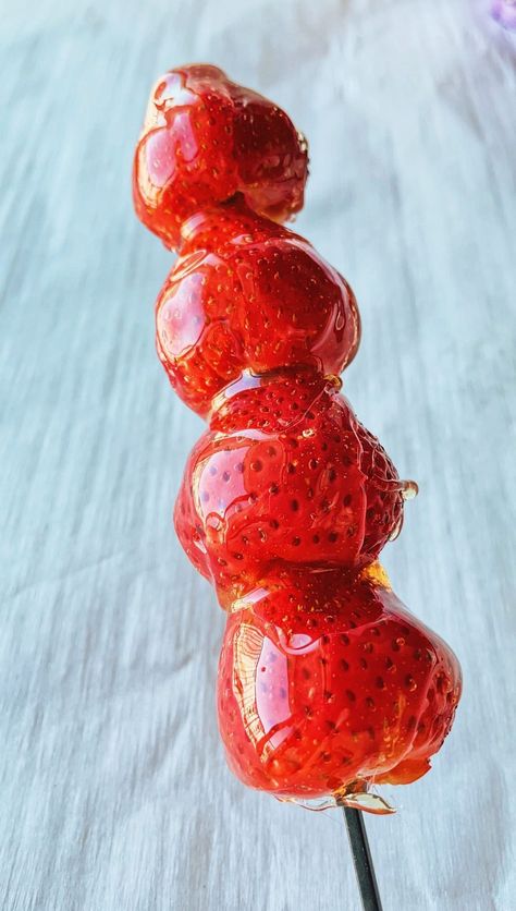 carolinagelen on Instagram: STRAWBERRY TANGHULU > CHOCOLATE COVERED STRAWBERRIES - ditch the boring chocolate covered strawberries this Valentine’s Day and make these… Strawberry Reference, Strawberry Tanghulu, Chocolate Strawberry, Garden Recipes, Covered Strawberries, Chocolate Covered Strawberries, Food Drawing, Canned Food, Culinary Arts