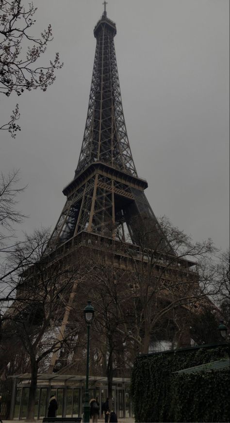 Dark France Aesthetic, Francese Aesthetic, Dark Coquette Aesthetic Pictures, Dark Eiffel Tower, Paris Aesthetic Dark, Paris Dark Aesthetic, Dark Paris Aesthetic, Old Paris Aesthetic, Paris Dark Academia