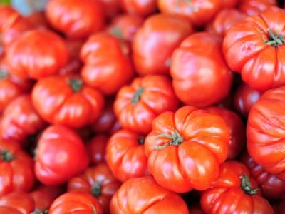 Planting Beefsteak Tomatoes: How To Grow Beefsteak Tomatoes Plum Varieties, Best Tasting Tomatoes, Purple Tomato, Beef Tomato, Summer Sandwiches, Types Of Tomatoes, Tomato Season, Beefsteak Tomato, Pink Fruit