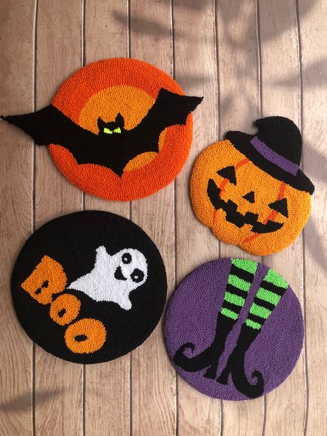 Spooky Punch Needle, Halloween Punch Needle Coaster, Halloween Wall Hanging, Moldes Halloween, Halloween Punch, Fall Door Hanger, Witch Pumpkin, Punch Needle Patterns, Punch Needle Embroidery