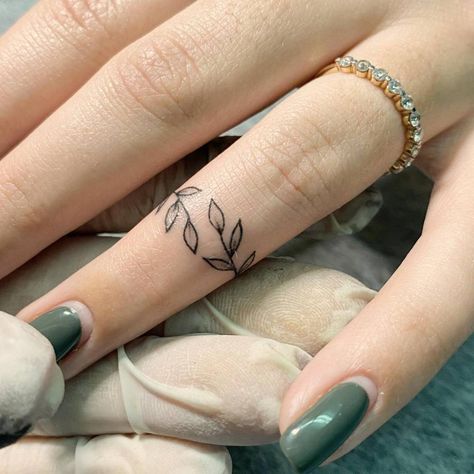 Leaf Finger Tattoo, Vine Ring Tattoo, Finger Tattoo Meaning, Tattoo Leaves, Tatuaje Studio Ghibli, Finger Tattoos For Couples, Ring Tattoo Designs, Wedding Band Tattoo, Tattoo For Boyfriend