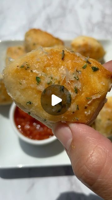 Sheila Williams on Instagram: "garlic parmesan biscuit bites | perfect little appetizer or game day snack✨ 

•cut each biscuit dough in 4 pieces 
•place on baking sheet & bake at 375 for 10min or until golden
•melt 1tbsp butter with 1tsp garlic & parsley 
•pour over biscuits & toss together 
•top with grated parmesan

#biscuitbites #cheesybread #garlicbread #easyrecipes #snackideas #easysnack #appetizers #appetizerideas #quickrecipes #holidayrecipes #gamedaysnacks" Bruschetta Sauce, Cruffin Recipe, Biscuit Bites, Biscuit Bread, Biscuit Dough, Breads & Buns, Cheesy Bread, Game Day Snacks, Biscuits And Gravy