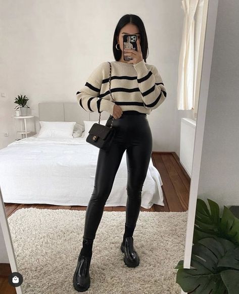 Black Leggings Winter Outfit, White Striped Sweater Outfit, Recreating Outfits, Striped Sweater Outfit, Outfit Leggings, White Striped Sweater, Style Rock, Fashionable Clothes, Black Leather Pants