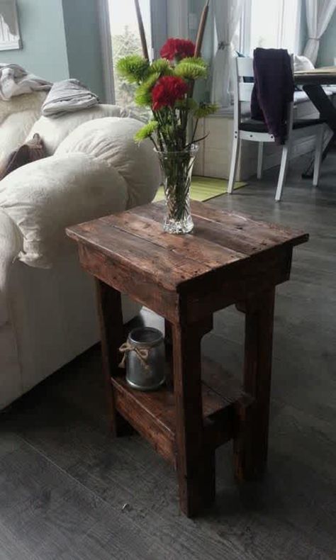 37 DIY End Table Ideas (Easy and Decorative) Pallet End Tables, Rustic End Tables, Diy Side Table, Small End Tables, Diy End Tables, Reclaimed Wood Furniture, Wood Pallet Projects, Diy Furniture Table, Diy Pallet Projects