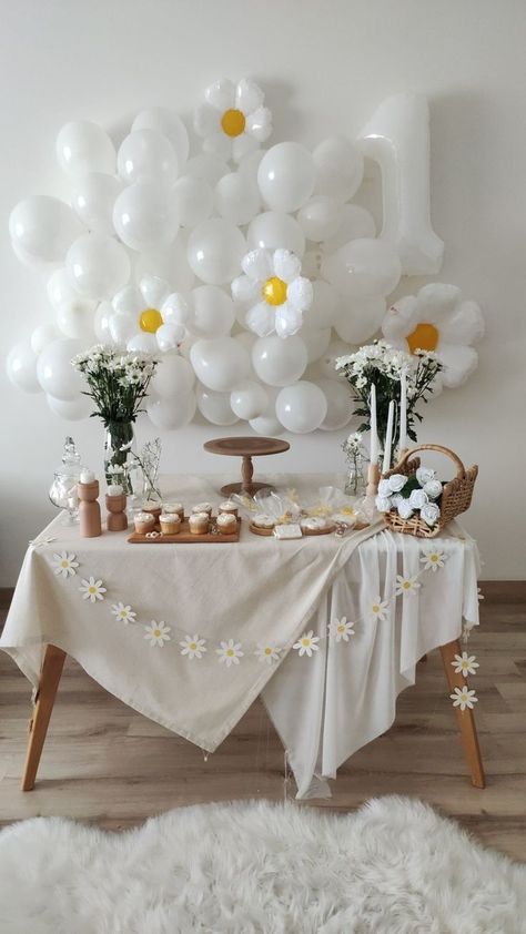 Birthday Decorations Simple, Mother's Day Crafts For Preschoolers, 4de Verjaardag, Daisy Baby Shower, Flower Birthday Party, Birthday Decorations At Home, Simple Birthday Party, Happy Birthday Decor, Idee Babyshower