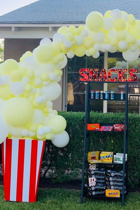 Movie Character Party, Movie Night Birthday Party Ideas, Kids Movie Party, Outdoor Movie Birthday, Movie Theatre Birthday Party, Sweet Sixteen Party Themes, Movie Party Decorations, Backyard Movie Night Party, Movie Theater Party