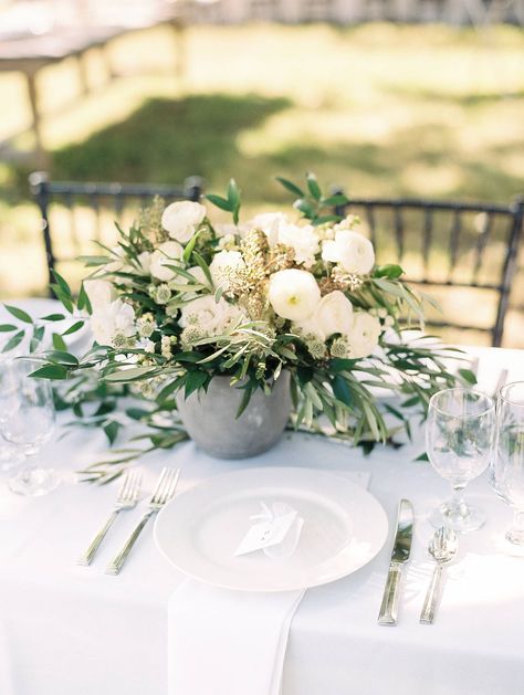 Wedding Tuscany Tuscan Style, Italian Style Wedding Flowers, Italian Boho Wedding, Italian Wedding Flowers Centerpieces, Italy Style Wedding, Southern Italian Wedding, Italian Wedding Florals, Italian Villa Wedding Aesthetic, Italian Style Wedding