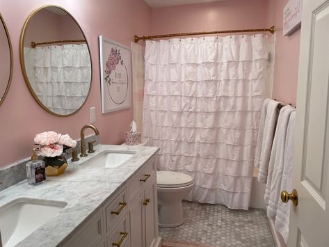 Pink Bathroom With Gold Fixtures, Blush And White Bathroom, Pink White And Gold Bathroom, Pink And Silver Bathroom, Light Pink Bathroom Ideas, Pink And Gold Bathroom Decor, Pink Girly Bathroom, Blush And Gold Bathroom, Pink And White Bathroom Decor