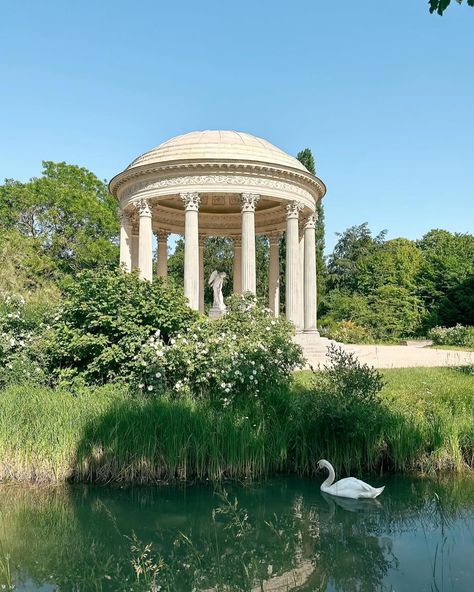 Don’t miss this when visiting the palace of Versailles 🦢🌳🌷⚜️ #palaceofversailles #petittrianon #marieantoinette #visitparis #mustsee #frenchhistory #gardens Real Snow White, Italian Palace, Aesthetic Palace, Dr Dresses, European Gardens, Palace Aesthetic, Garden Palace, Versailles Gardens, Statue Aesthetic