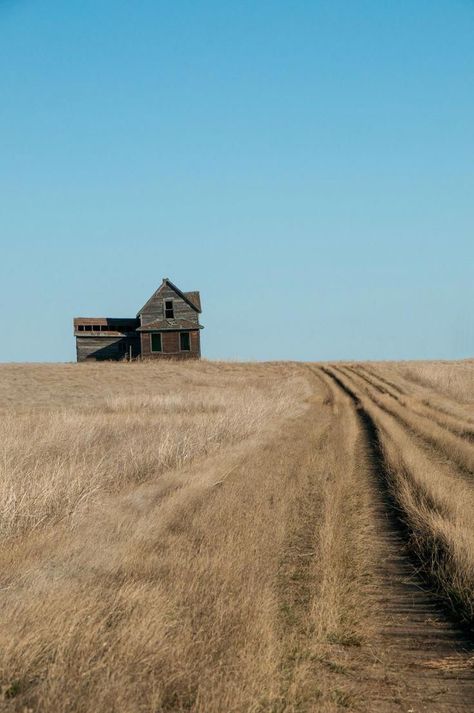 Old House Aesthetic, Abandoned Landscape, North Pakistan, Abandoned Farm, Photos Black And White, Trailer Park Boys, Traverse City Michigan, Landscape Photography Tips, Abandoned House