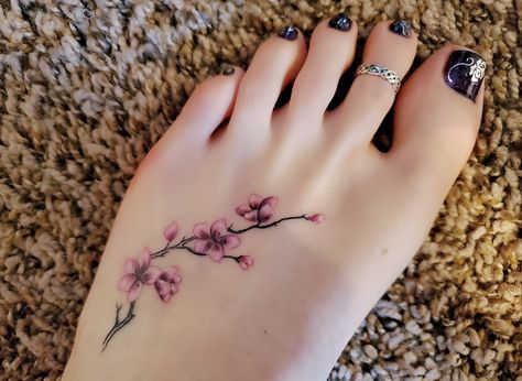 Tato Realis, Sakura Tattoo, Poppies Tattoo, Foot Tattoos For Women, Geniale Tattoos, Cherry Blossom Tattoo, Blossom Tattoo, Floral Tattoo Design, Foot Tattoo