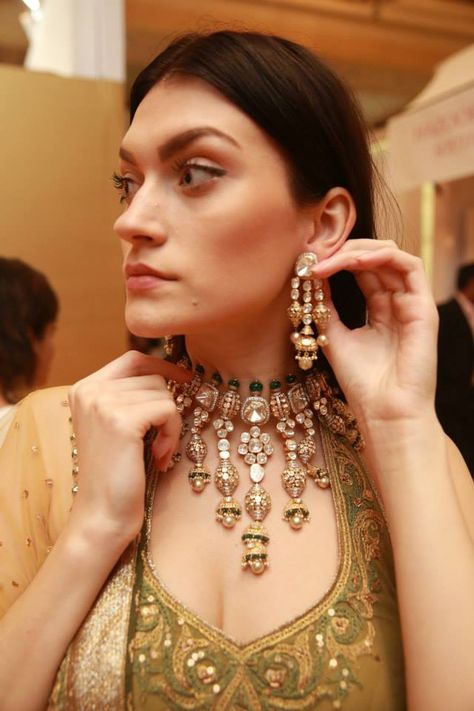 Unique Gold #Necklace & #Earrings. Vogue Wedding Show 2015. #IndianJewellery Mehendi Jewellery, Diamond Chocker, Nizam Jewellery, Rajasthani Jewellery, Bridal Jewellry, Jewelry Portfolio, Polki Sets, Royal Indian, Bridal Necklace Designs