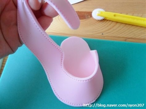 How to make fondant baby shoes Baby First Step Cake, Fondant Baby Shoes, Trendy Baby Shoes, Best Baby Shoes, Shoe Template, Baby First Birthday Cake, Baby's First Step, Shoe Cake, Fondant Baby