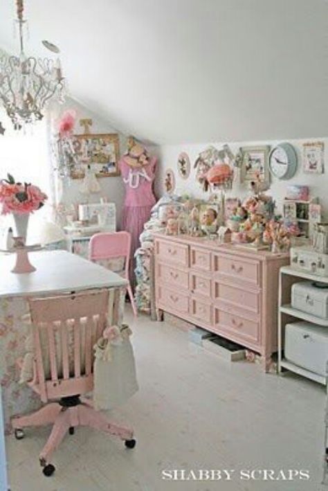 Sewing room Shabby Chic Craft Room, Shabby Sheek, Shabby Chic Decorating, Zimmer Diy, Pink Furniture, Decoration Shabby, Dream Craft Room, Shabby Chic Dresser, Shabby Chic Crafts